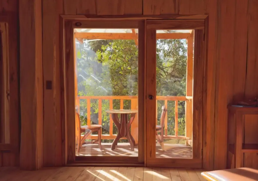 Vista al bosque desde una cabaña de madera de Cloud House