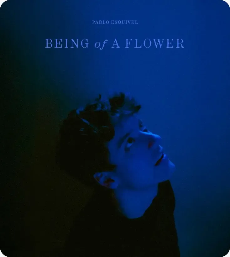 Retrato del pianista Pablo Esquivel en luz azul, portada de «Being of a Flower»