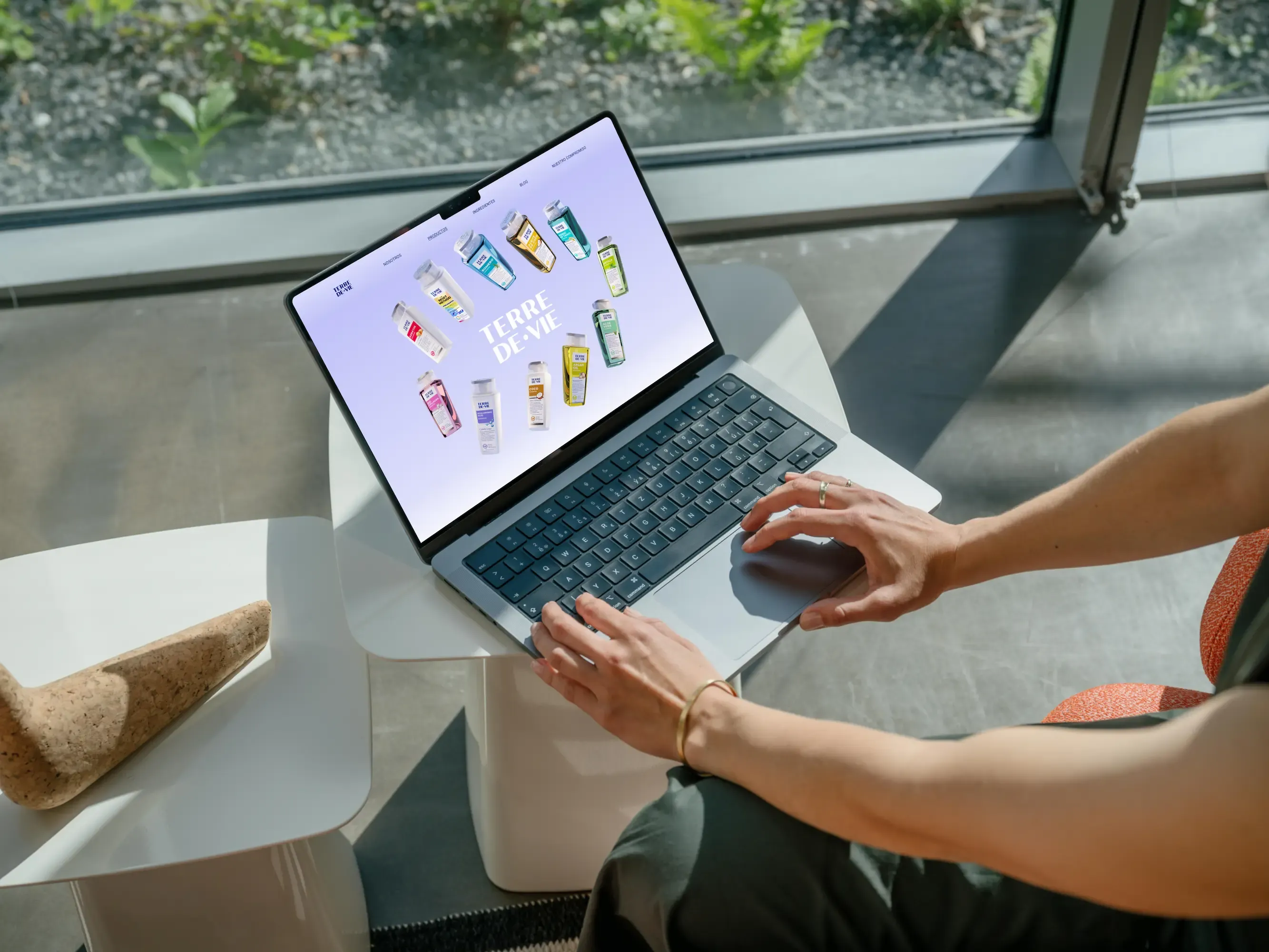 Una persona navegando el sitio de Terre de Vie en una laptop